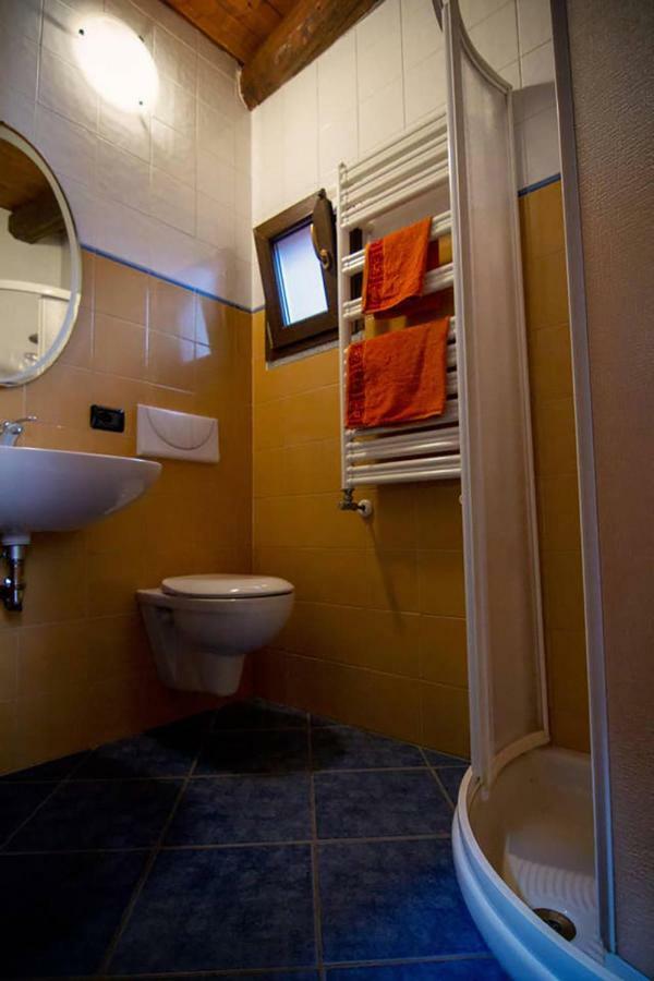 Piccola Casa Vacanze - Small Vacation House Porto Valtravaglia Bagian luar foto